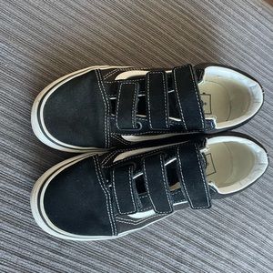 Shoes: Vans old skool